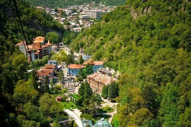 Зеленый дом в Боржоми — Фото 1